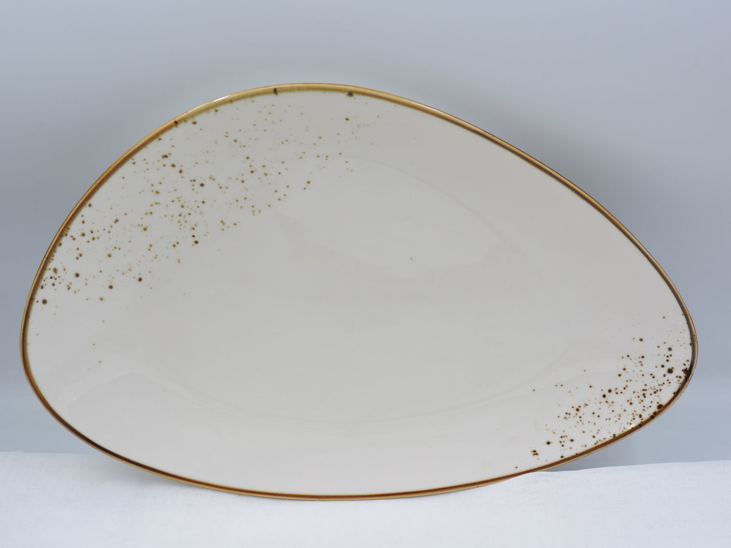 Terra 14.5" Triangular Plate Dap-White