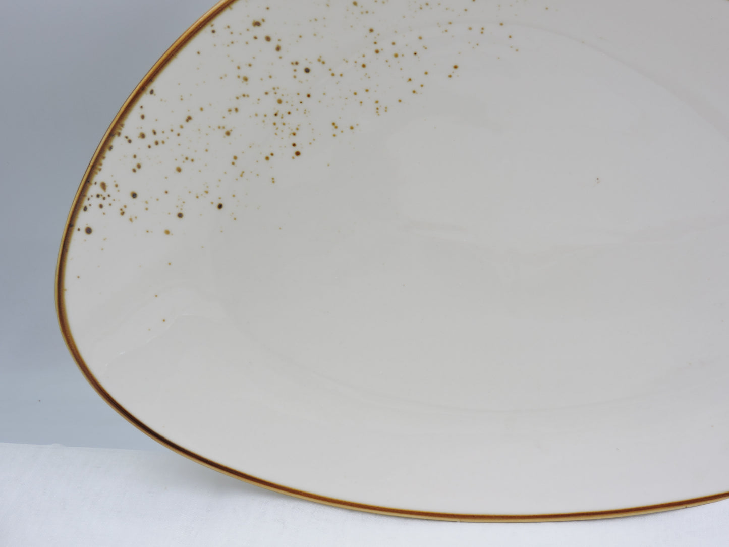 Terra 14.5" Triangular Plate Dap-White