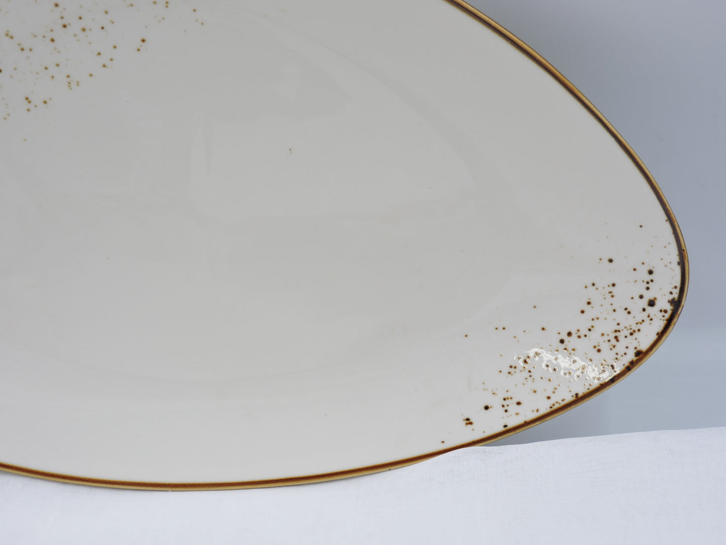 Terra 14.5" Triangular Plate Dap-White