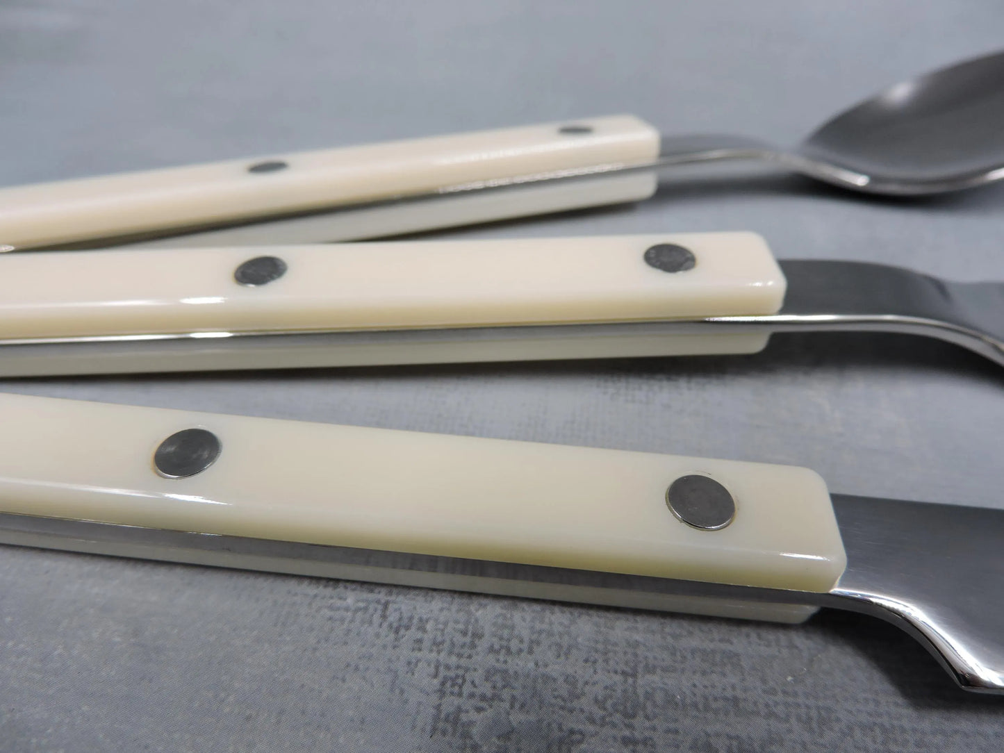 Sabre Bistrot Flatware – 3‑Piece Set , Ivory