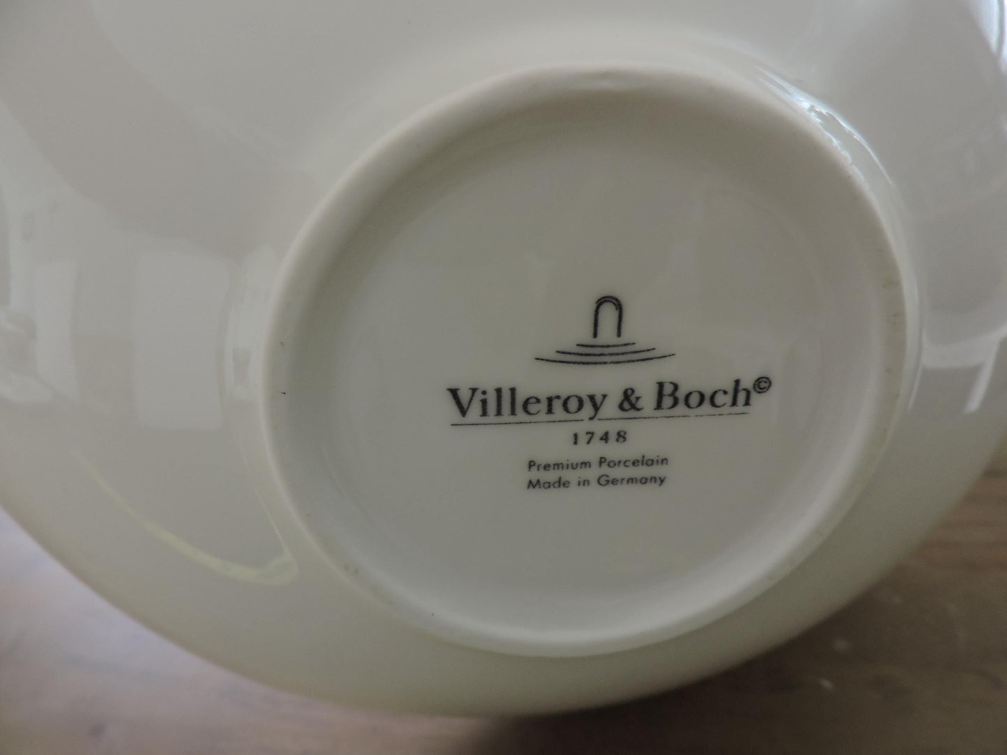 Villeroy & Boch Flow  Extra Large Salad Bowl with Handle, 60.75 oz, White