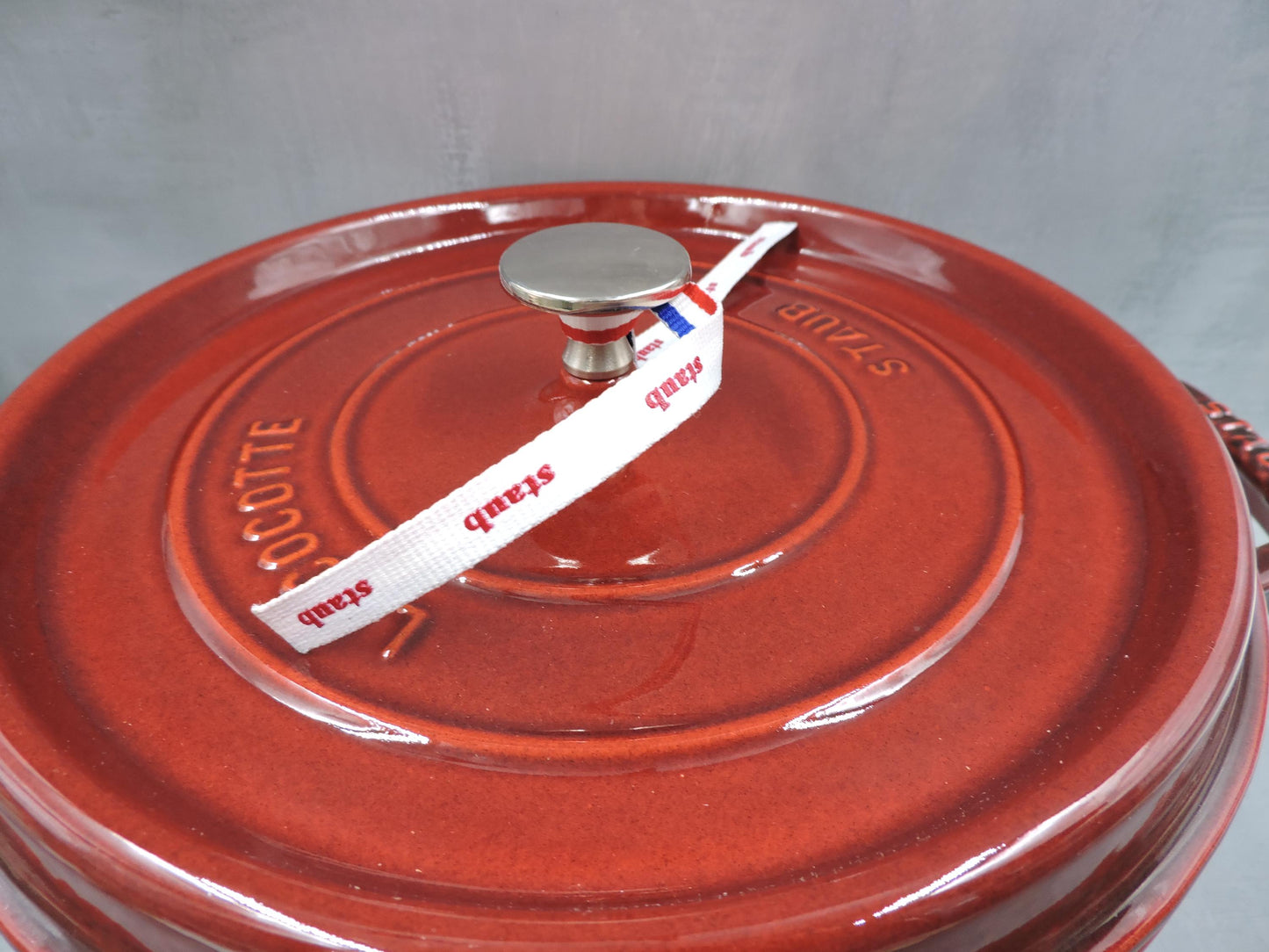 STAUB 7-Quart Round Cocotte in Grenadine 26cm