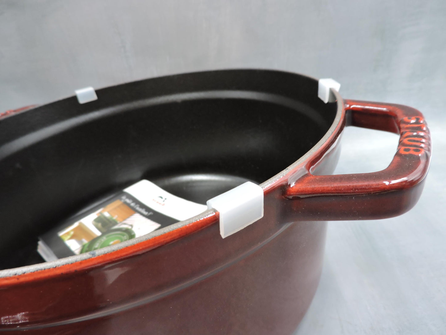 STAUB 7-Quart Round Cocotte in Grenadine 26cm