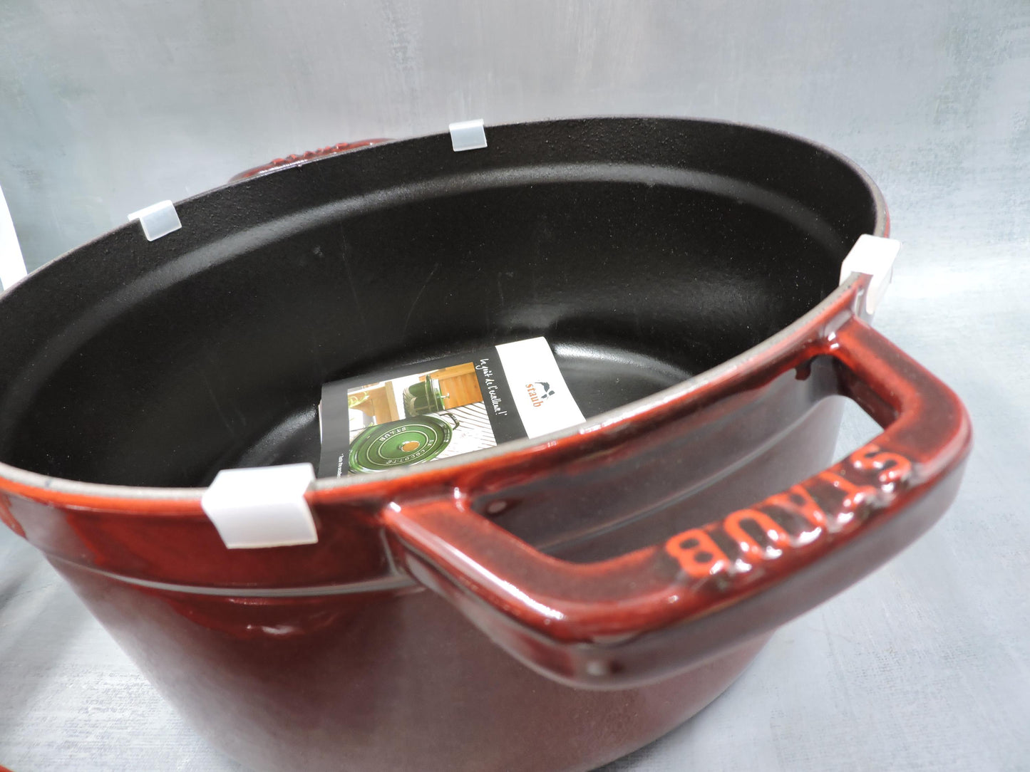 STAUB 7-Quart Round Cocotte in Grenadine 26cm