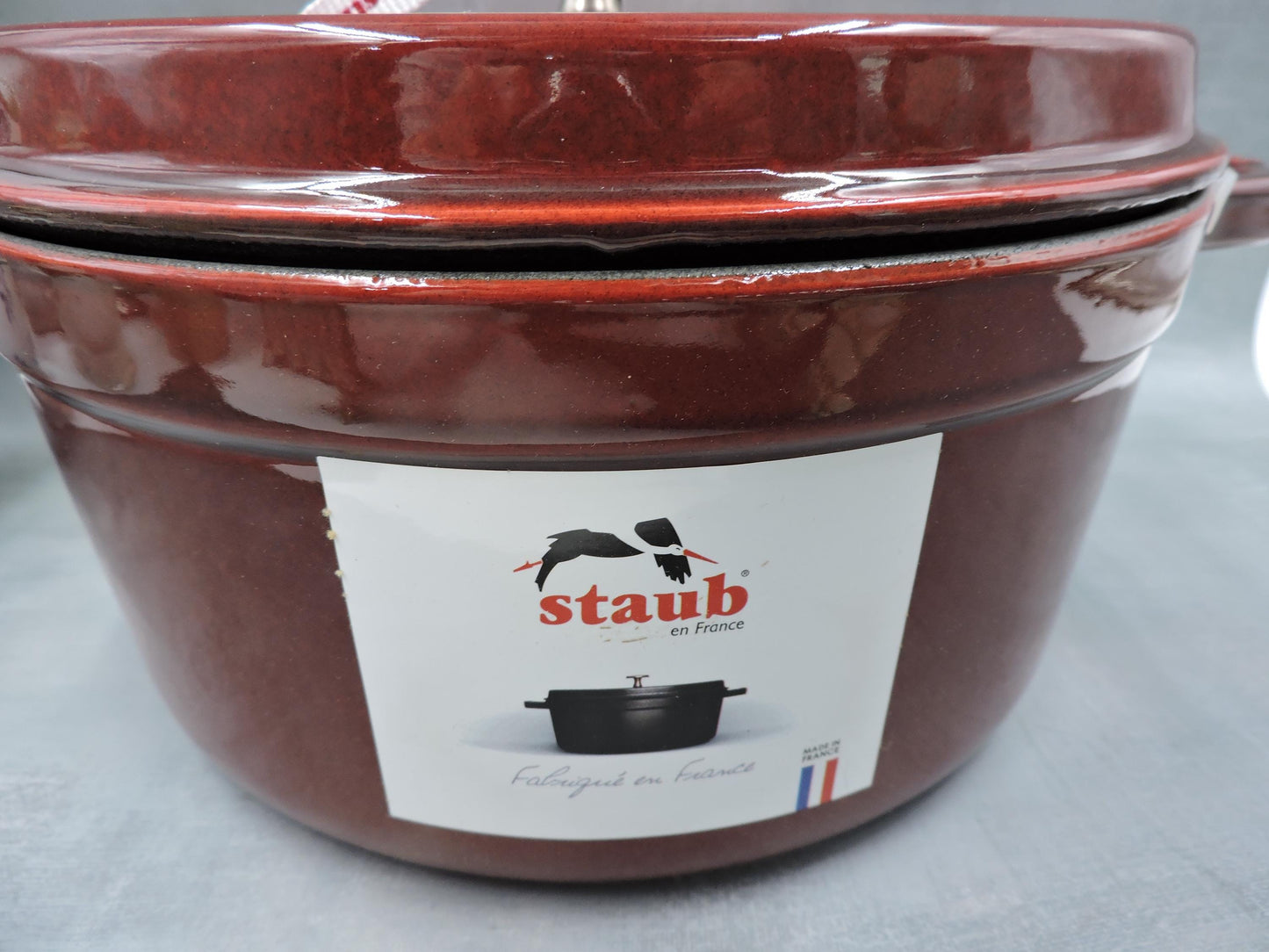 STAUB 7-Quart Round Cocotte in Grenadine 26cm