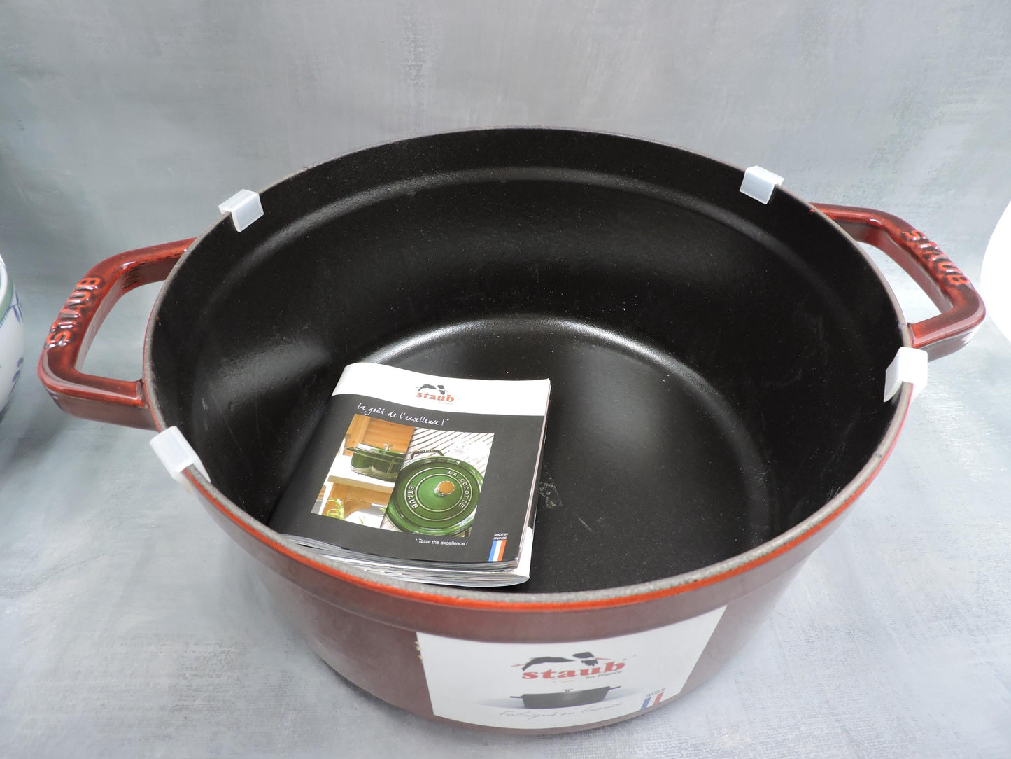 STAUB 7-Quart Round Cocotte in Grenadine 26cm