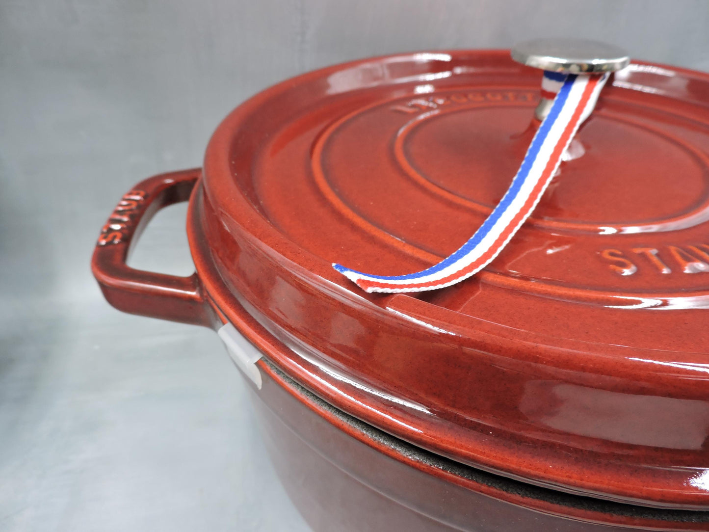 STAUB 7-Quart Round Cocotte in Grenadine 26cm