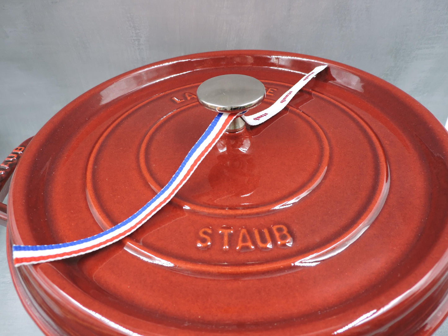 STAUB 7-Quart Round Cocotte in Grenadine 26cm