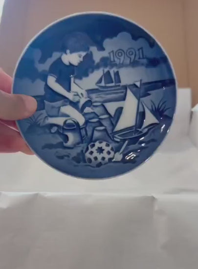 Bing & Grøndahl Vintage Commemorative Plate Set (2pc)