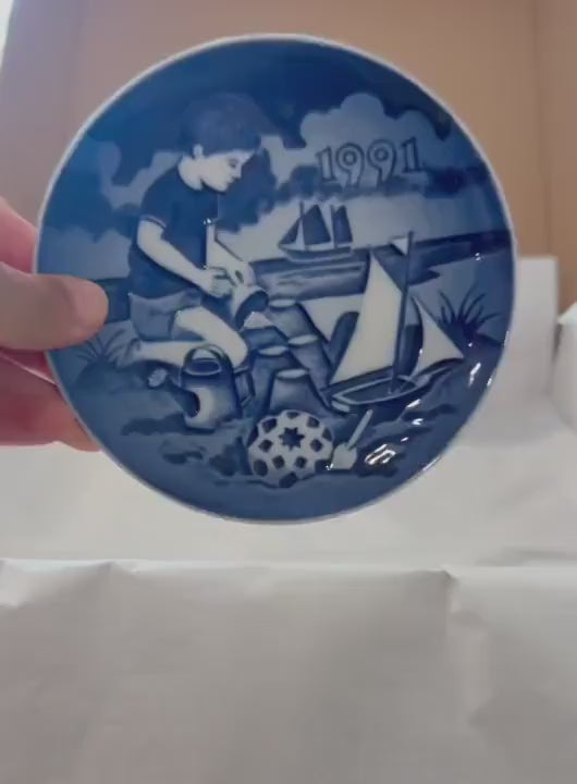 Bing & Grøndahl Vintage Commemorative Plate Set (2pc)